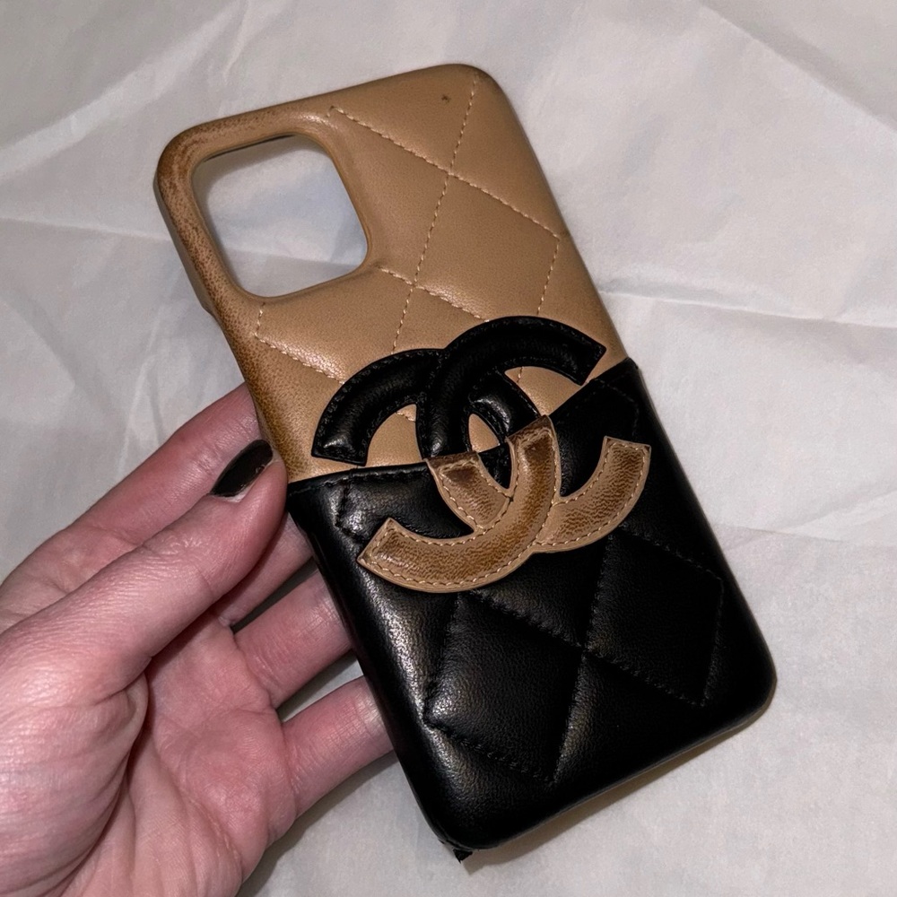 AUTHENTIC CHANEL Tan Black Matelasse Leather Interlocking CC Quilted Phone Case - Picture 4 of 16
